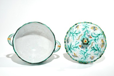 Een polychrome Brussels aardewerken dekselterrine met rupsen en vlinders, 18/19e eeuw